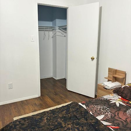 Queen Bedroom Near Sheridan College ブランプトン エクステリア 写真